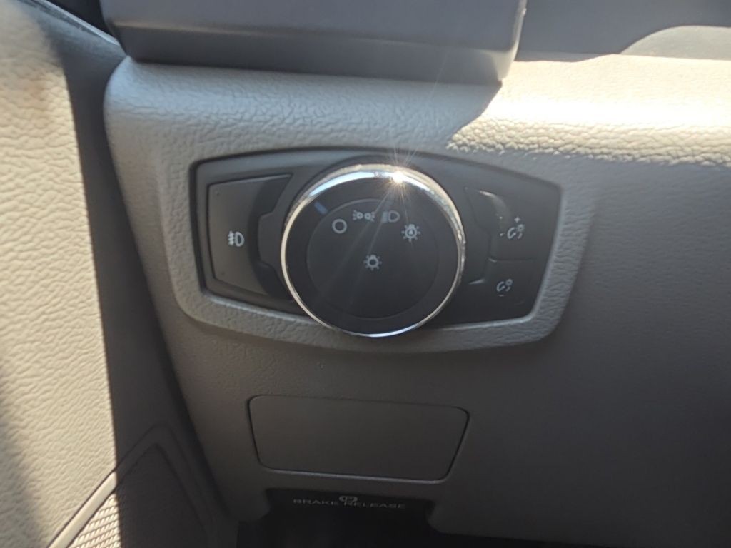 Ford Super Duty F-450 DRW Vehicle Full-screen Gallery Image 13