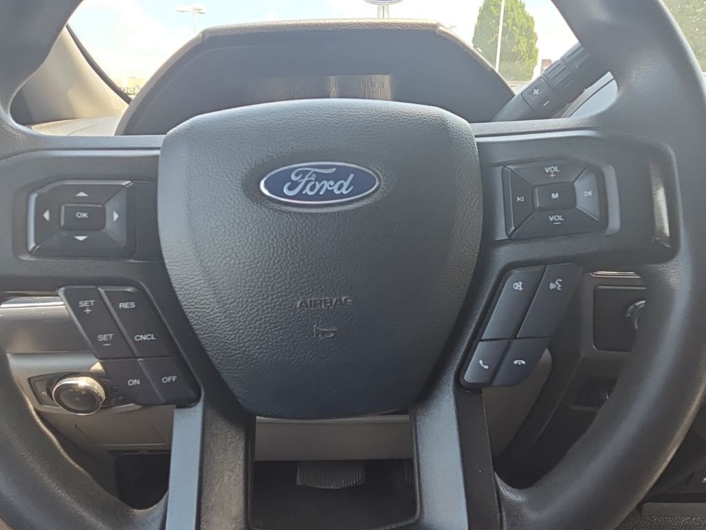 Ford Super Duty F-450 DRW Vehicle Full-screen Gallery Image 15