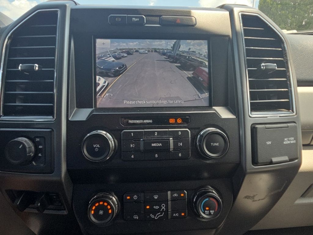 Ford Super Duty F-450 DRW Vehicle Full-screen Gallery Image 17