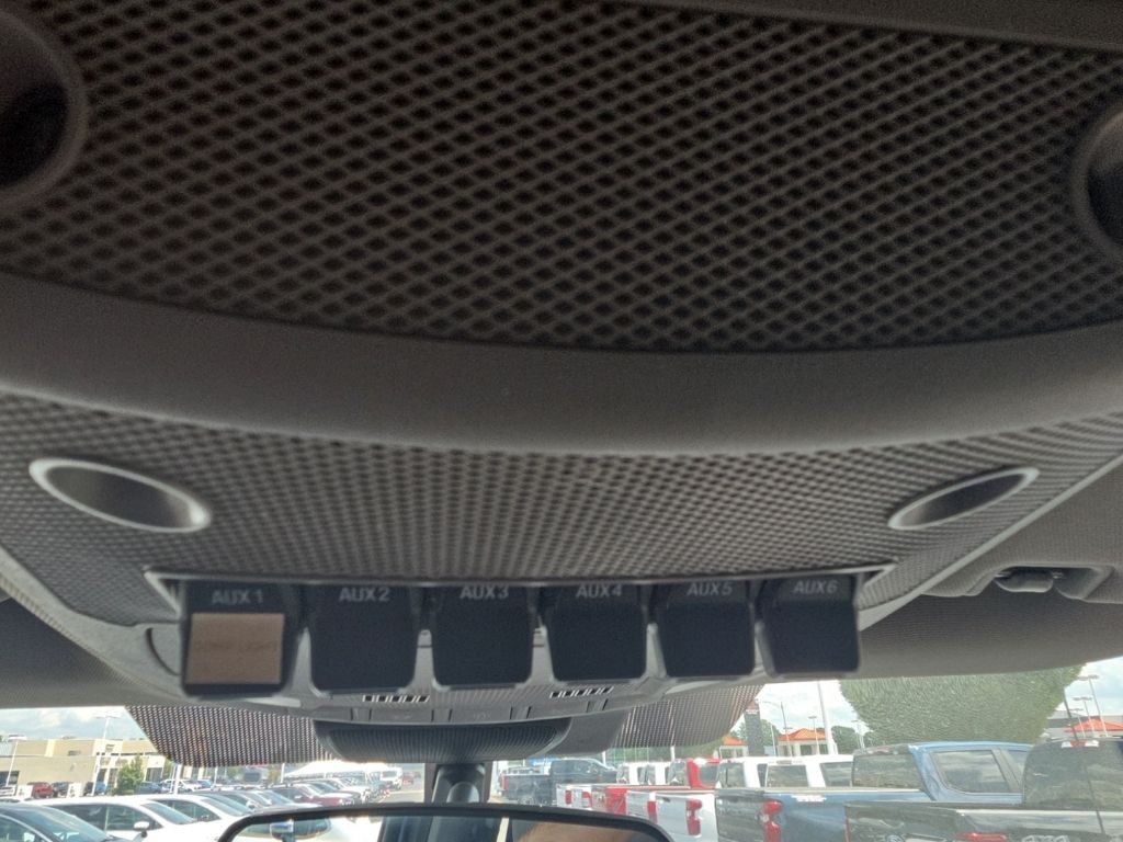 Ford Super Duty F-450 DRW Vehicle Full-screen Gallery Image 18