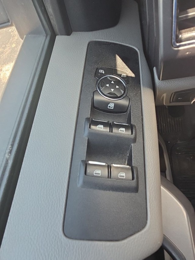 Ford Super Duty F-450 DRW Vehicle Full-screen Gallery Image 12