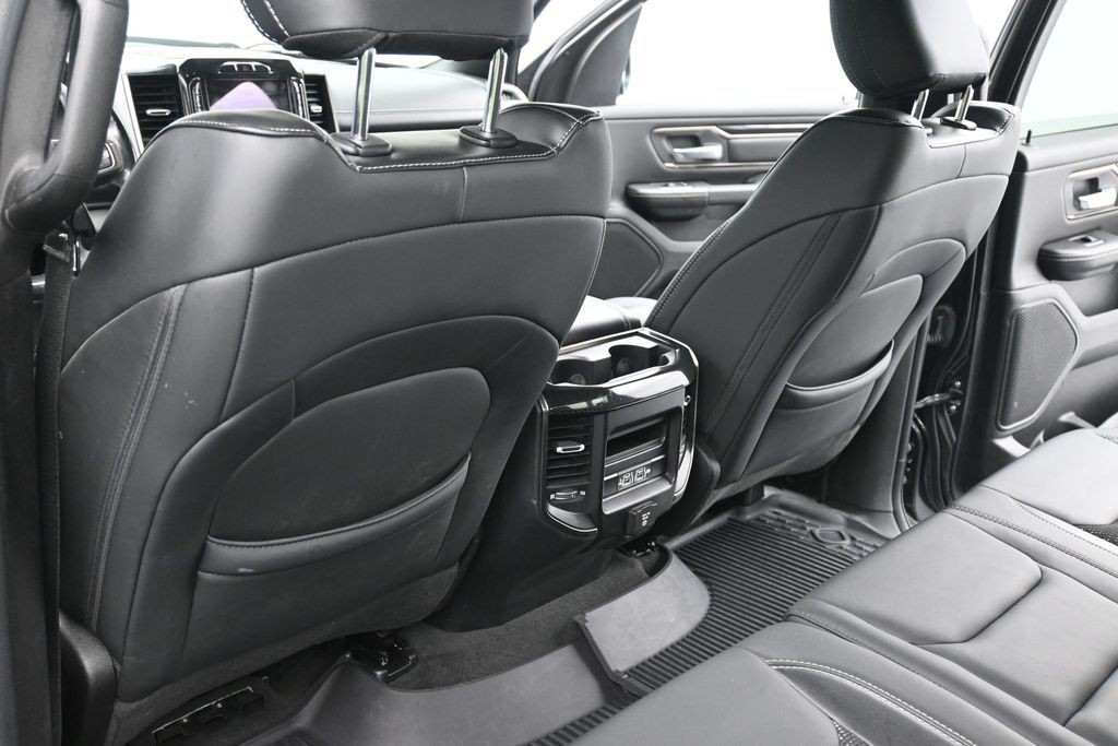 Ram 1500 Vehicle Full-screen Gallery Image 12
