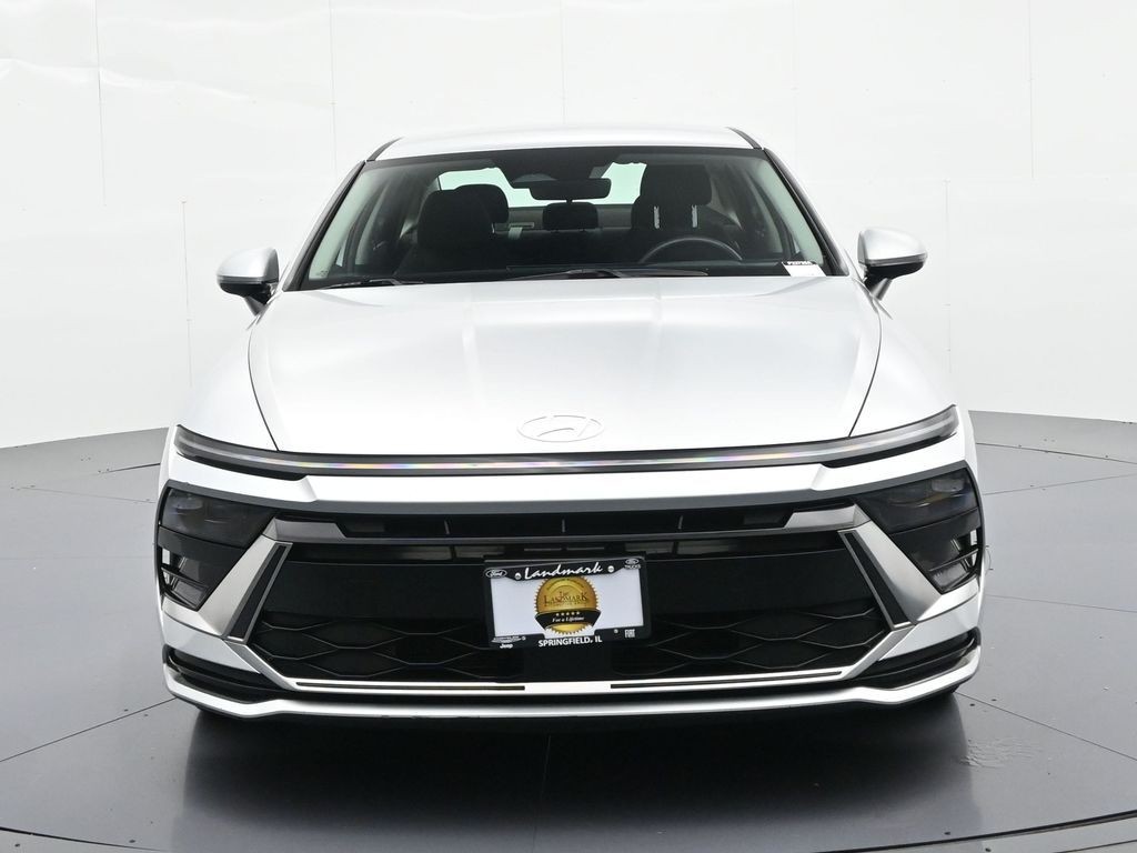 Hyundai Sonata Vehicle Full-screen Gallery Image 3