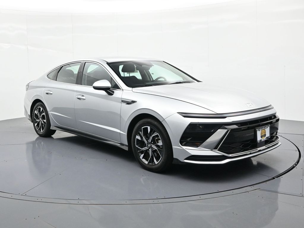 Hyundai Sonata Vehicle Full-screen Gallery Image 4