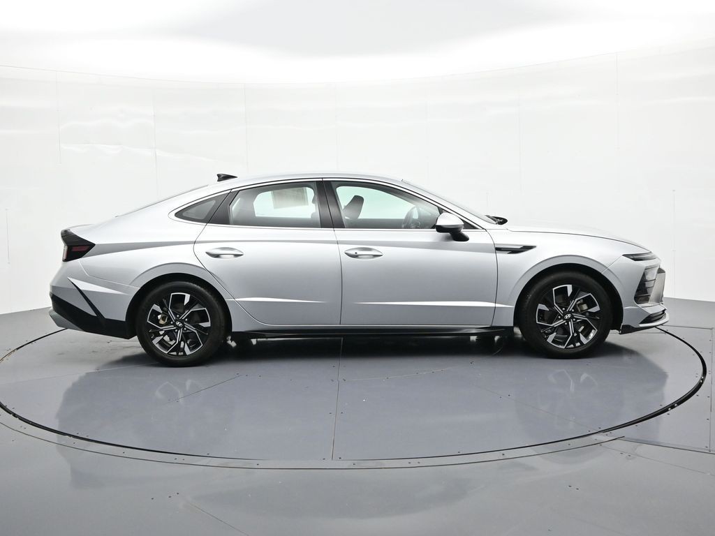 Hyundai Sonata Vehicle Full-screen Gallery Image 5