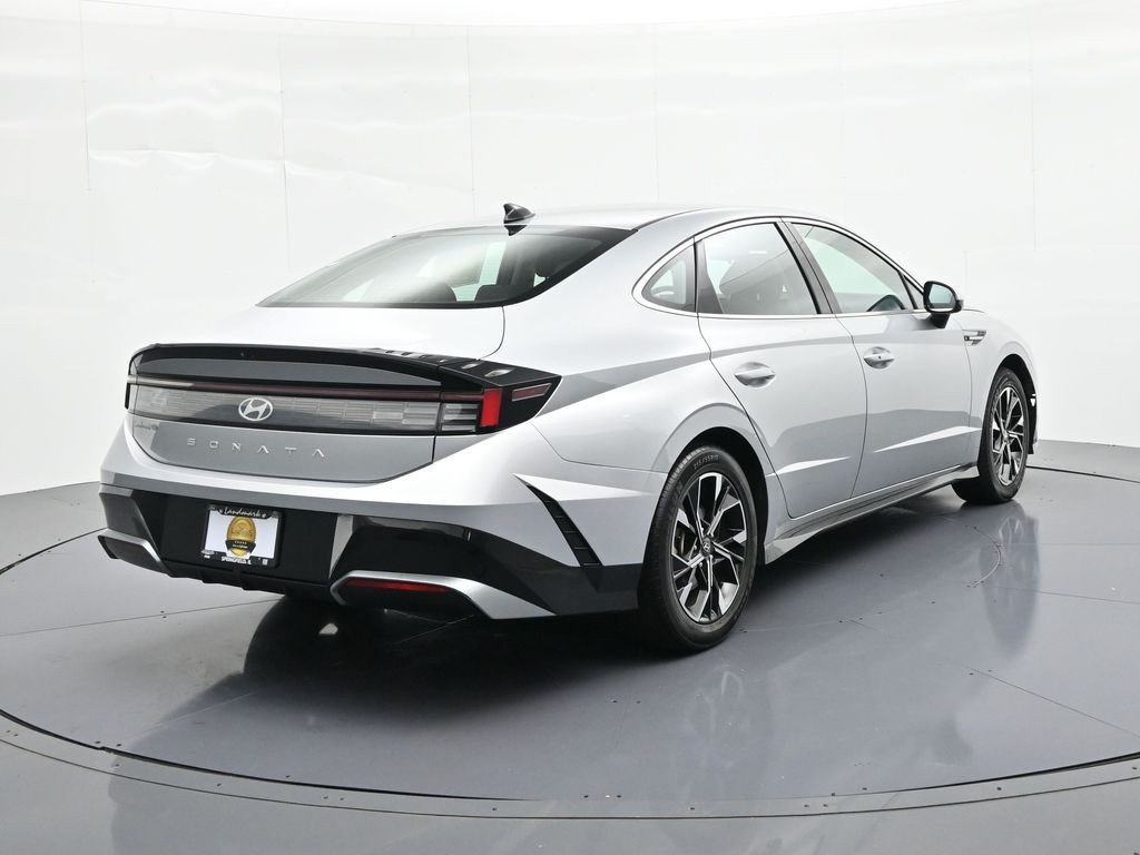 Hyundai Sonata Vehicle Full-screen Gallery Image 6