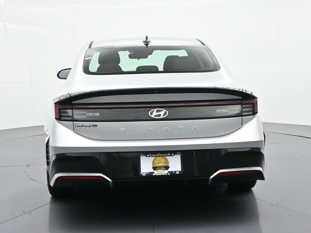 Hyundai Sonata Vehicle Full-screen Gallery Image 7