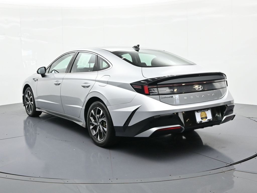 Hyundai Sonata Vehicle Full-screen Gallery Image 8