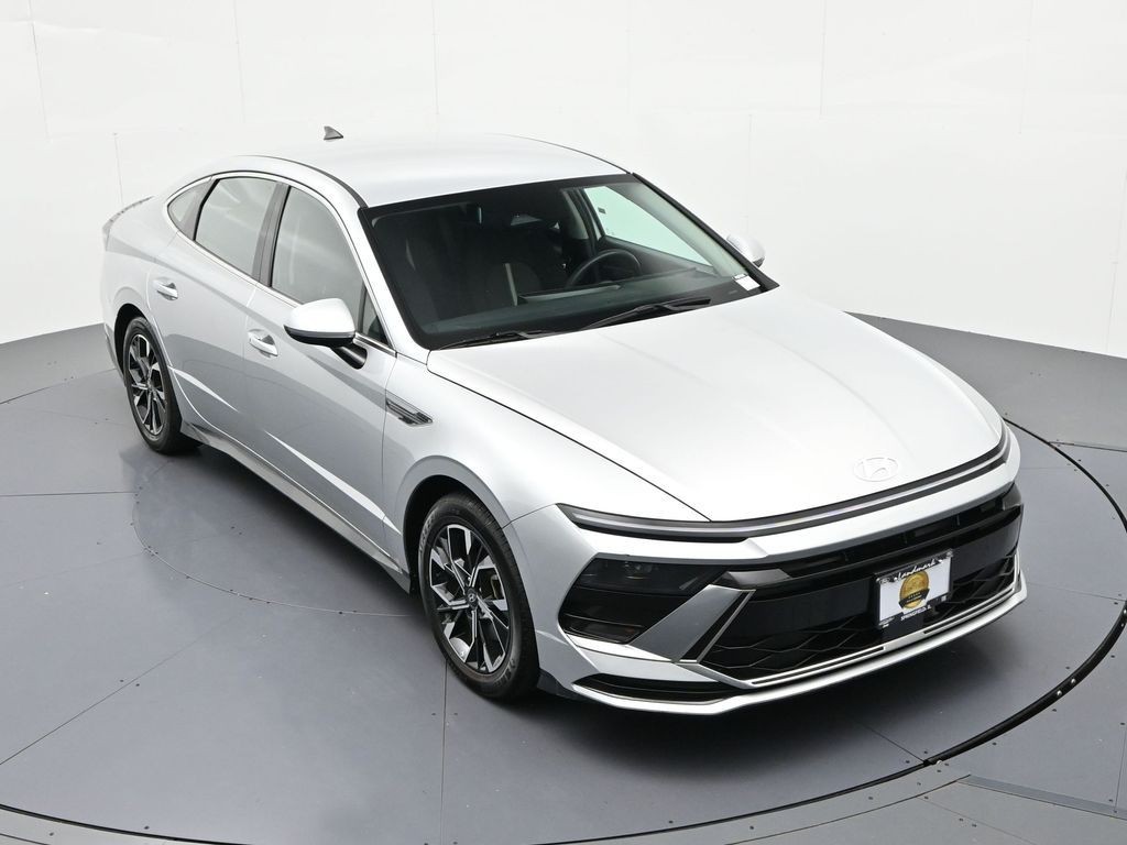 Hyundai Sonata Vehicle Full-screen Gallery Image 19