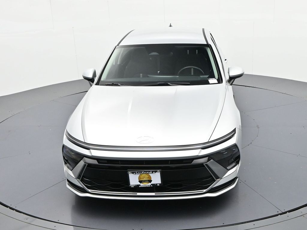 Hyundai Sonata Vehicle Full-screen Gallery Image 20