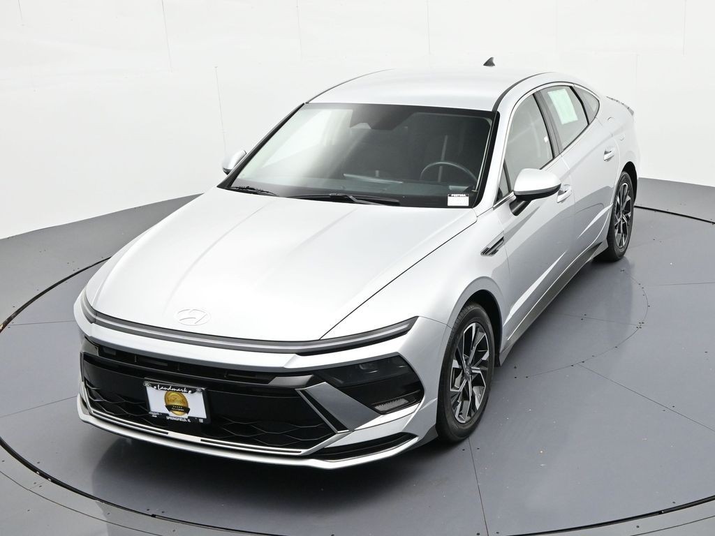 Hyundai Sonata Vehicle Full-screen Gallery Image 21
