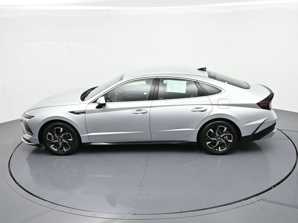 Hyundai Sonata Vehicle Full-screen Gallery Image 22