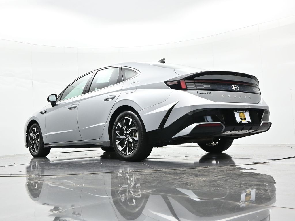 Hyundai Sonata Vehicle Full-screen Gallery Image 23