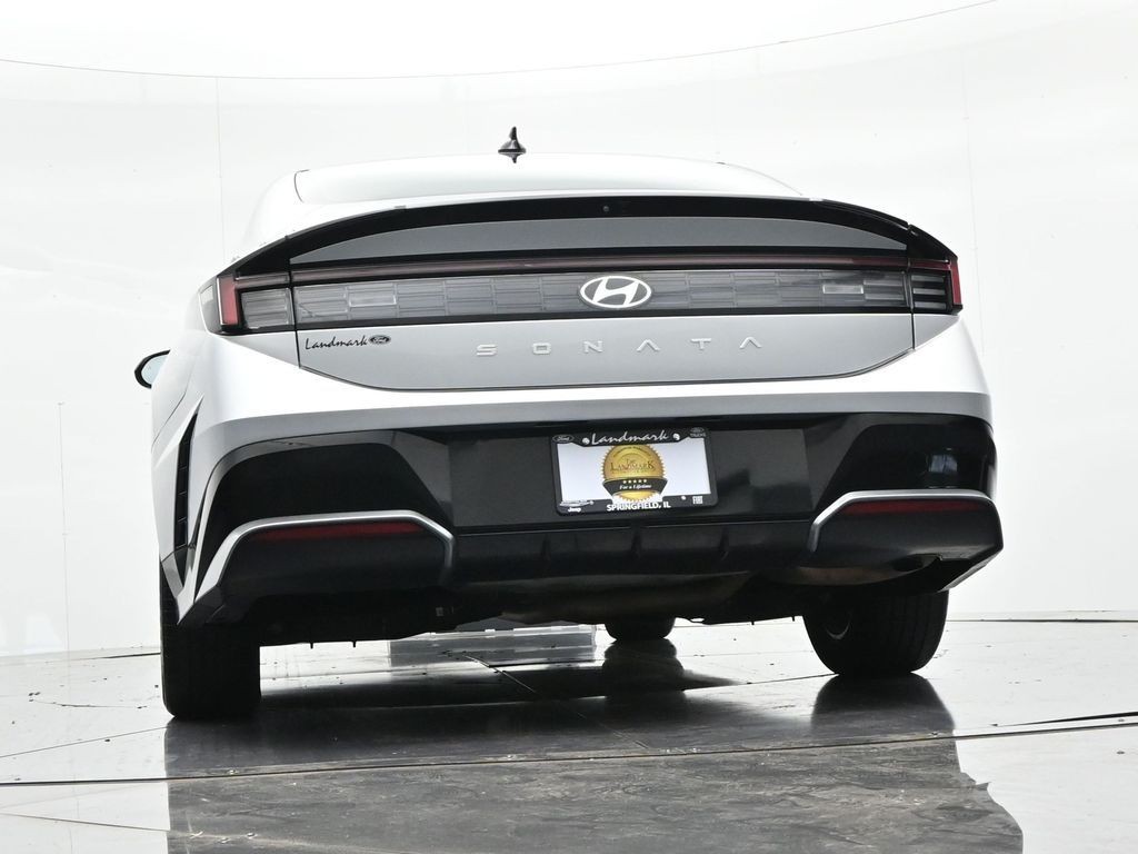 Hyundai Sonata Vehicle Full-screen Gallery Image 24