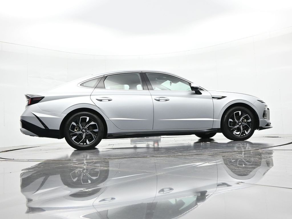 Hyundai Sonata Vehicle Full-screen Gallery Image 26