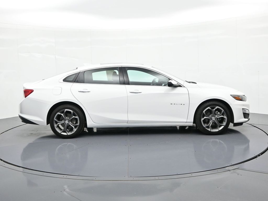 Chevrolet Malibu Vehicle Full-screen Gallery Image 5