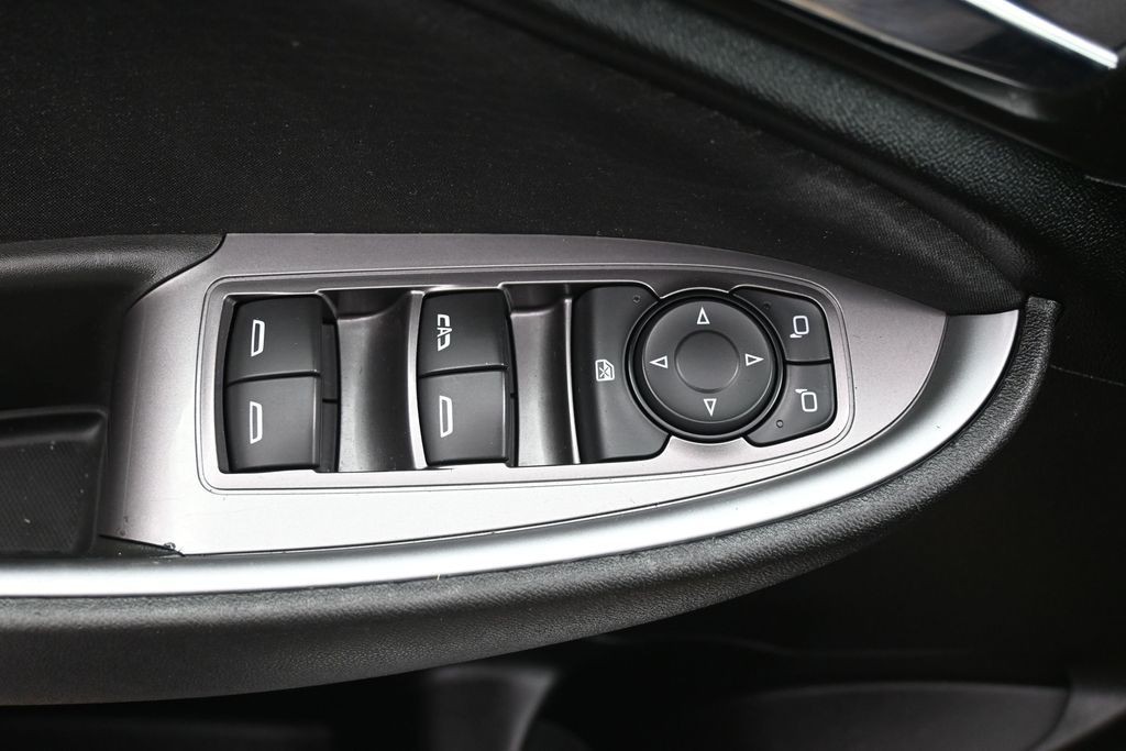 Chevrolet Malibu Vehicle Full-screen Gallery Image 20