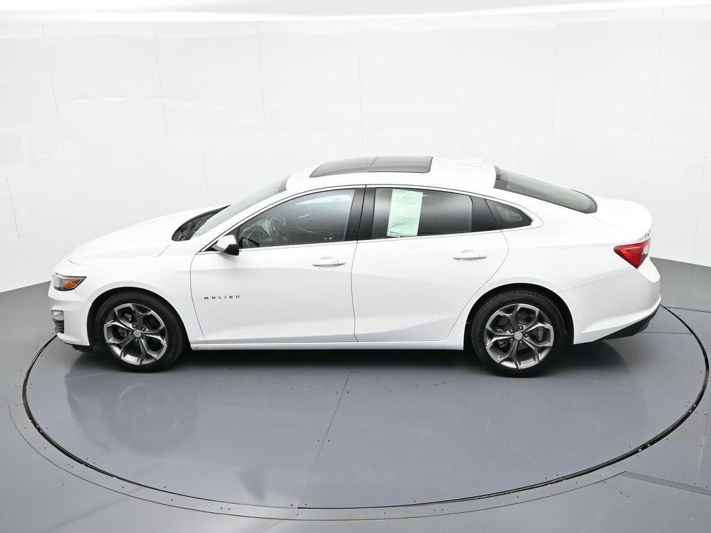 Chevrolet Malibu Vehicle Full-screen Gallery Image 24
