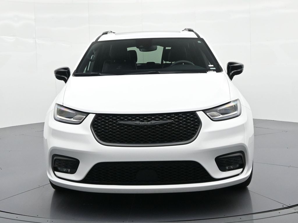 Chrysler Pacifica Vehicle Full-screen Gallery Image 3