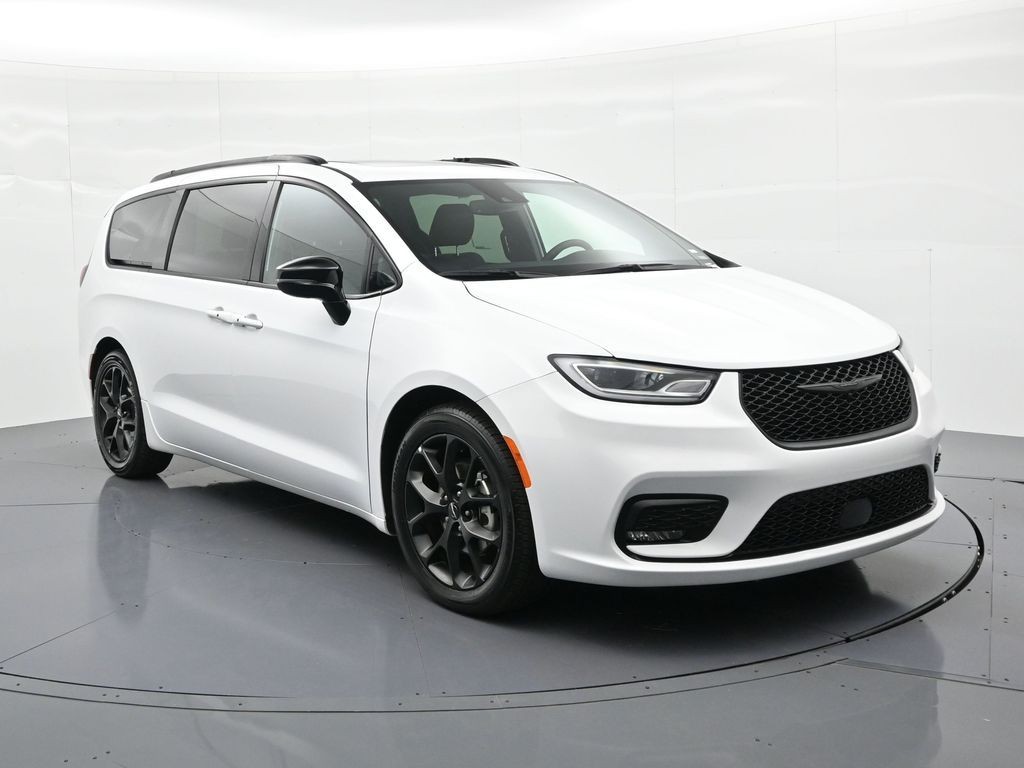 Chrysler Pacifica Vehicle Full-screen Gallery Image 4