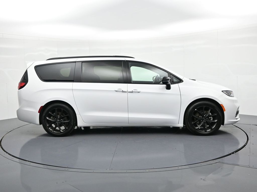 Chrysler Pacifica Vehicle Full-screen Gallery Image 5