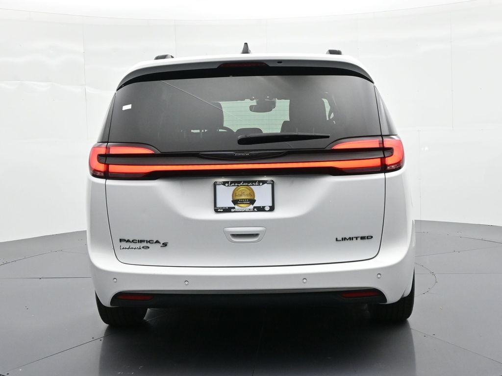 Chrysler Pacifica Vehicle Full-screen Gallery Image 7