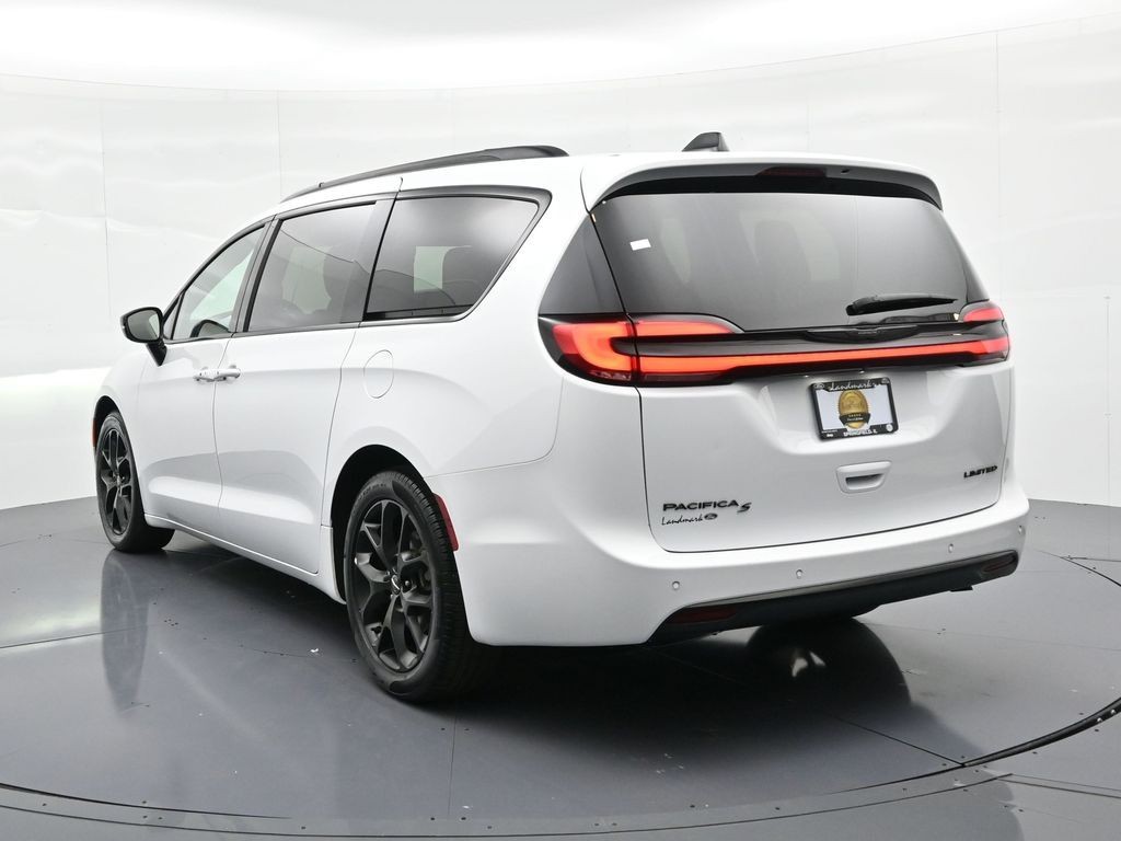 Chrysler Pacifica Vehicle Full-screen Gallery Image 8