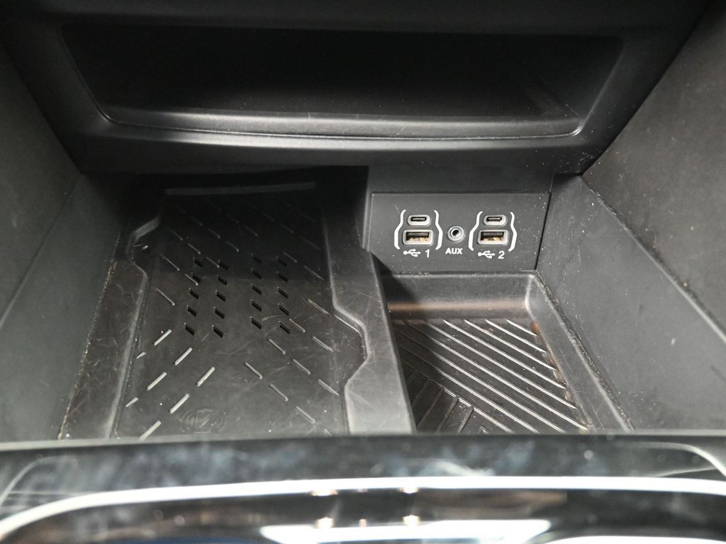 Chrysler Pacifica Vehicle Full-screen Gallery Image 15