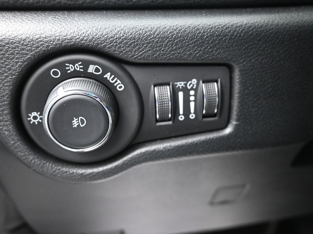 Chrysler Pacifica Vehicle Full-screen Gallery Image 19
