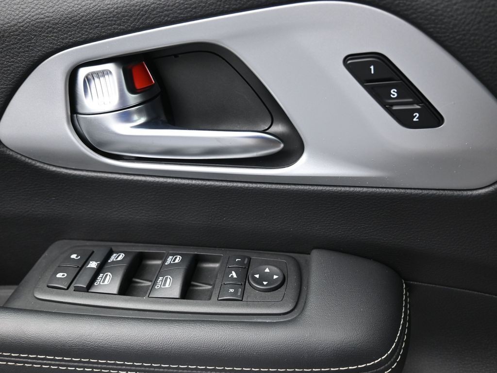 Chrysler Pacifica Vehicle Full-screen Gallery Image 20