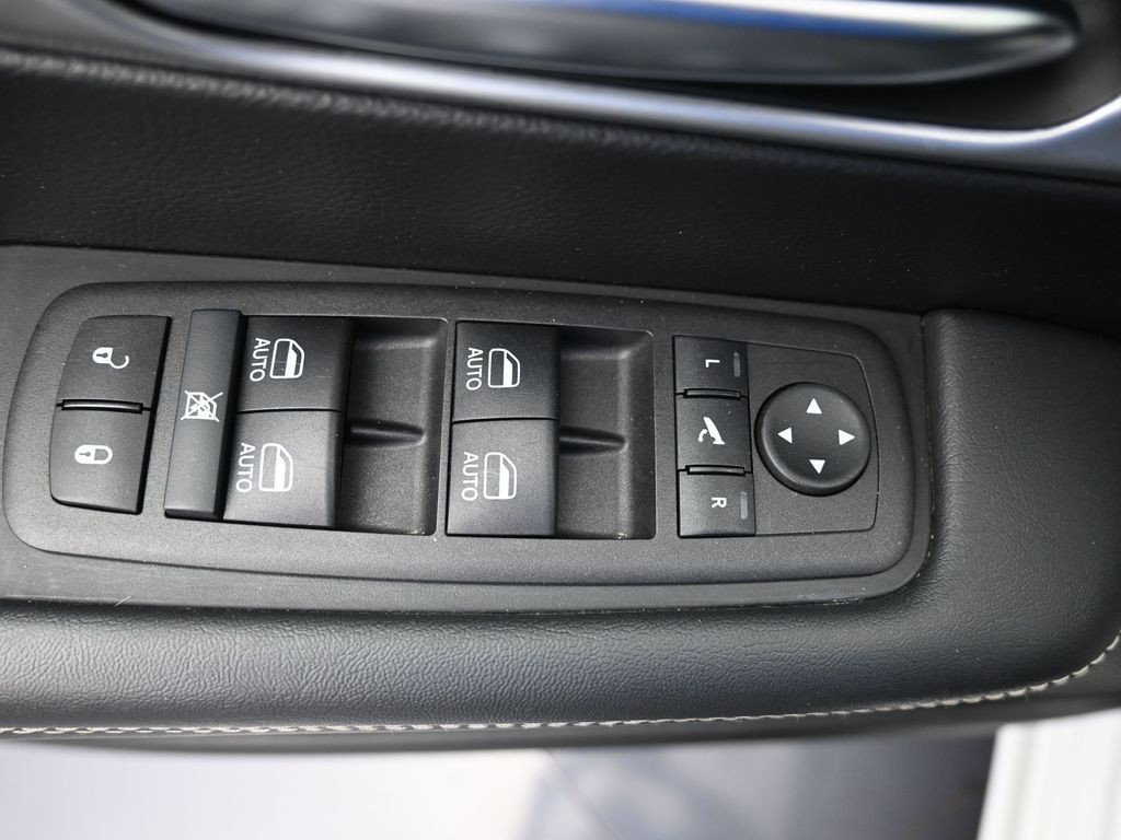 Chrysler Pacifica Vehicle Full-screen Gallery Image 21