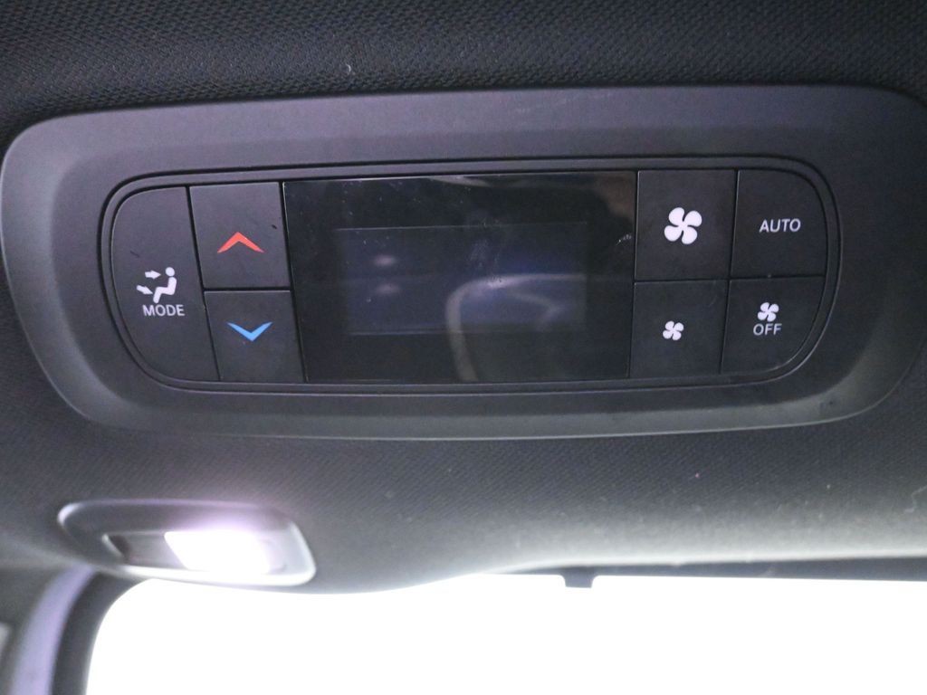 Chrysler Pacifica Vehicle Full-screen Gallery Image 24
