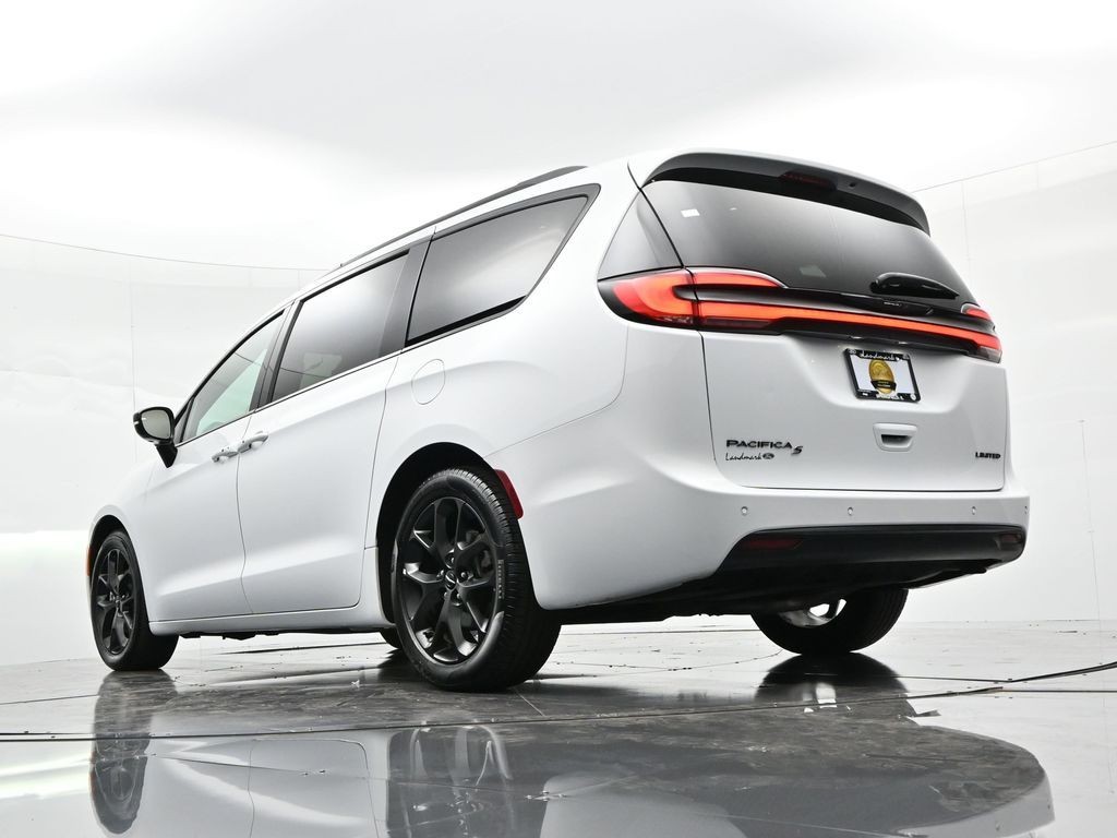 Chrysler Pacifica Vehicle Full-screen Gallery Image 31