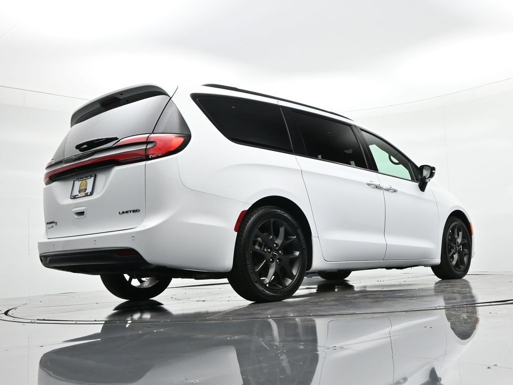 Chrysler Pacifica Vehicle Full-screen Gallery Image 33