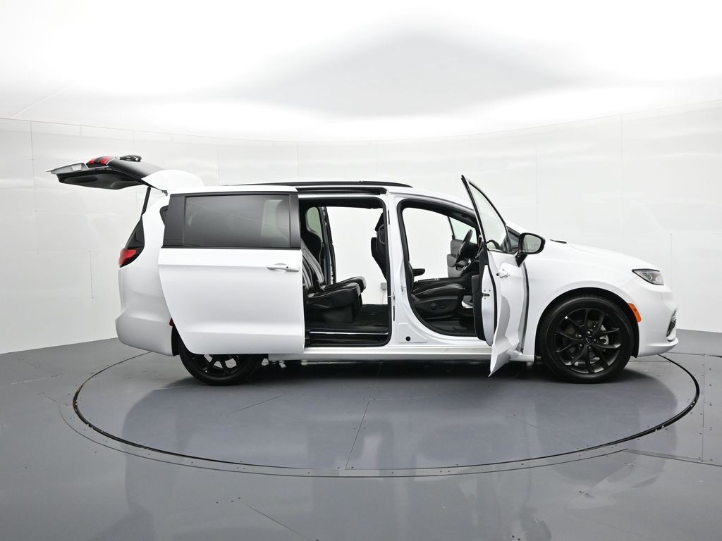 Chrysler Pacifica Vehicle Full-screen Gallery Image 35