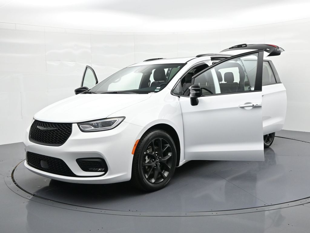 Chrysler Pacifica Vehicle Full-screen Gallery Image 37