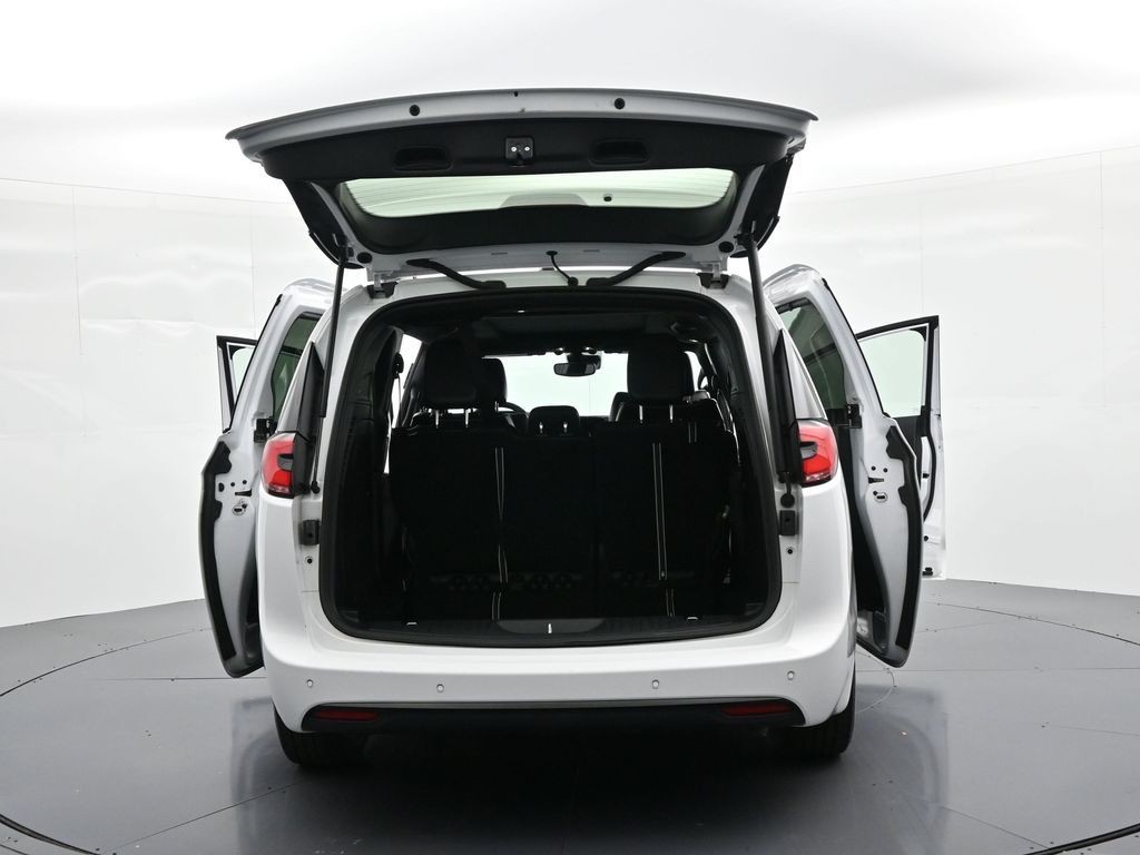 Chrysler Pacifica Vehicle Full-screen Gallery Image 38