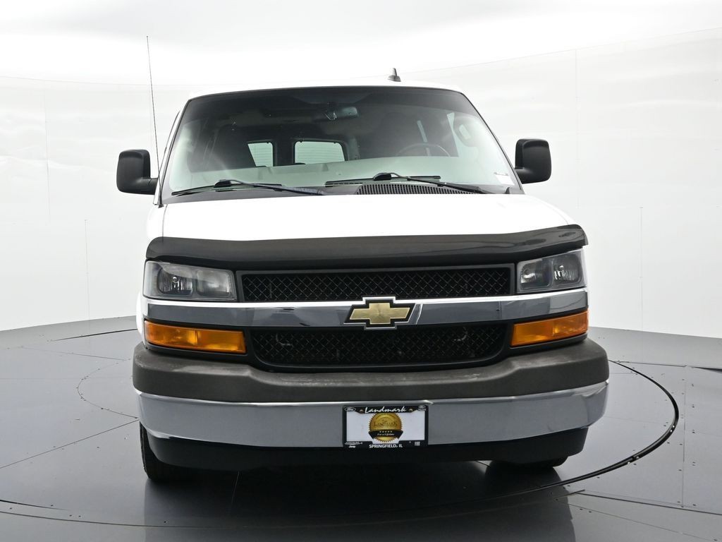 Chevrolet Express Passenger Vehicle Full-screen Gallery Image 03