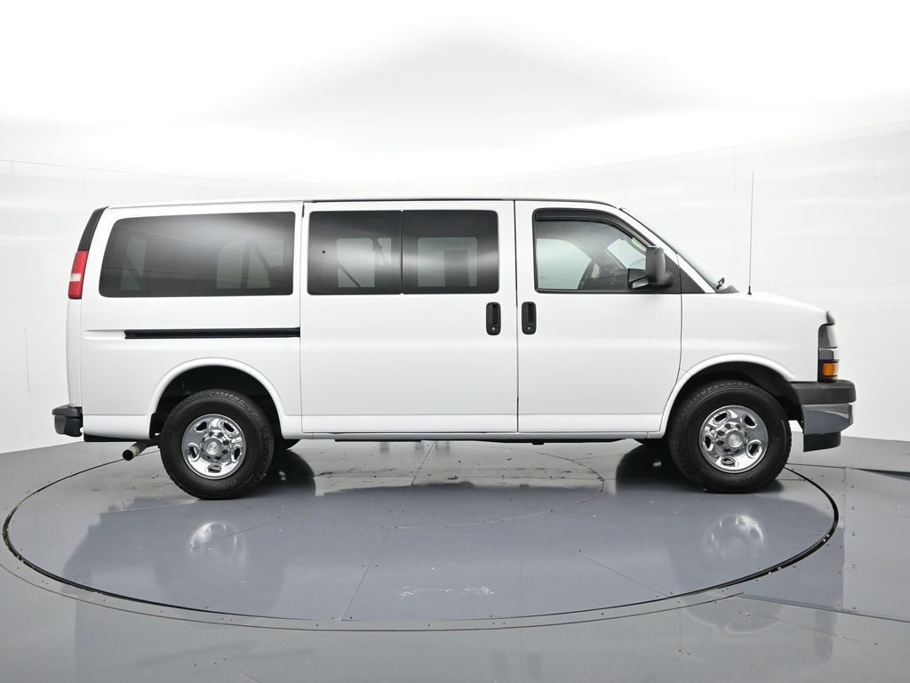 Chevrolet Express Passenger Vehicle Full-screen Gallery Image 05