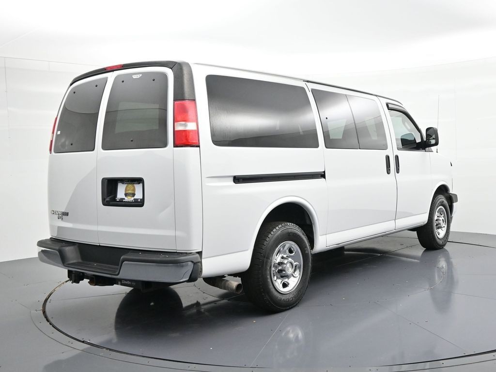 Chevrolet Express Passenger Vehicle Full-screen Gallery Image 06