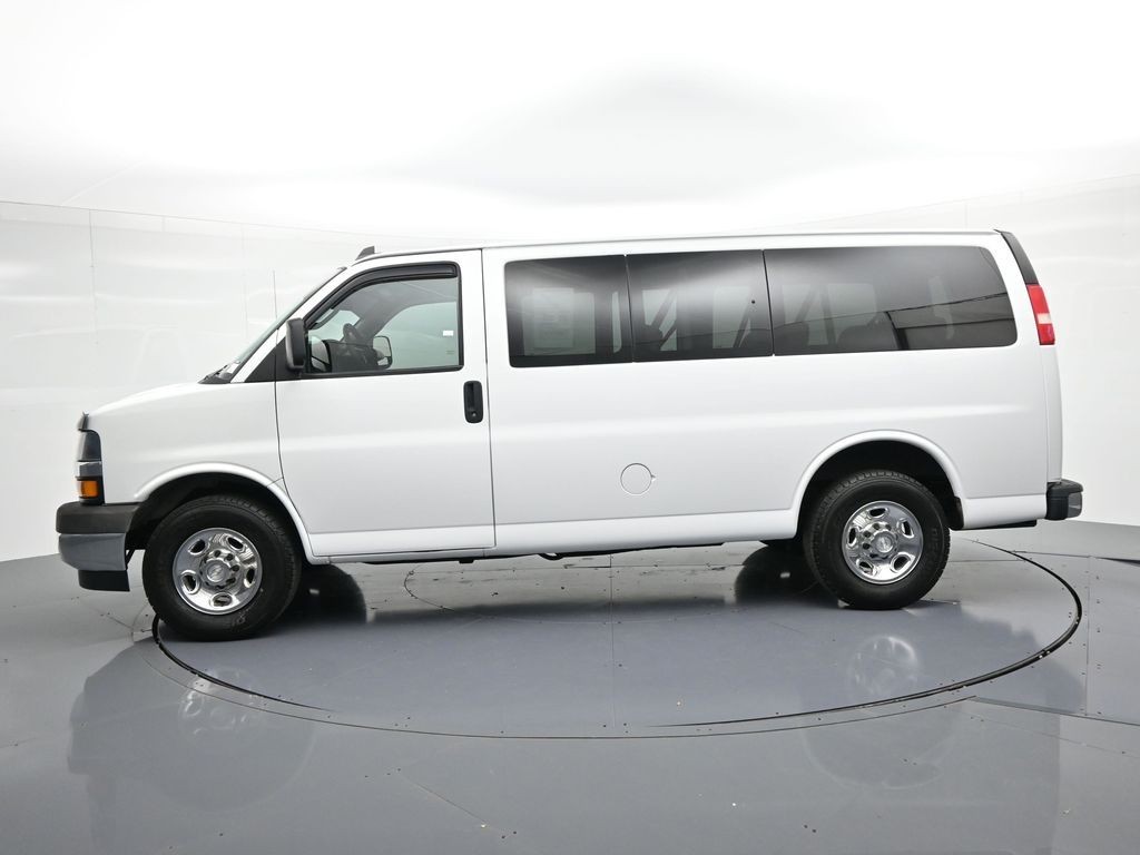 Chevrolet Express Passenger Vehicle Full-screen Gallery Image 09