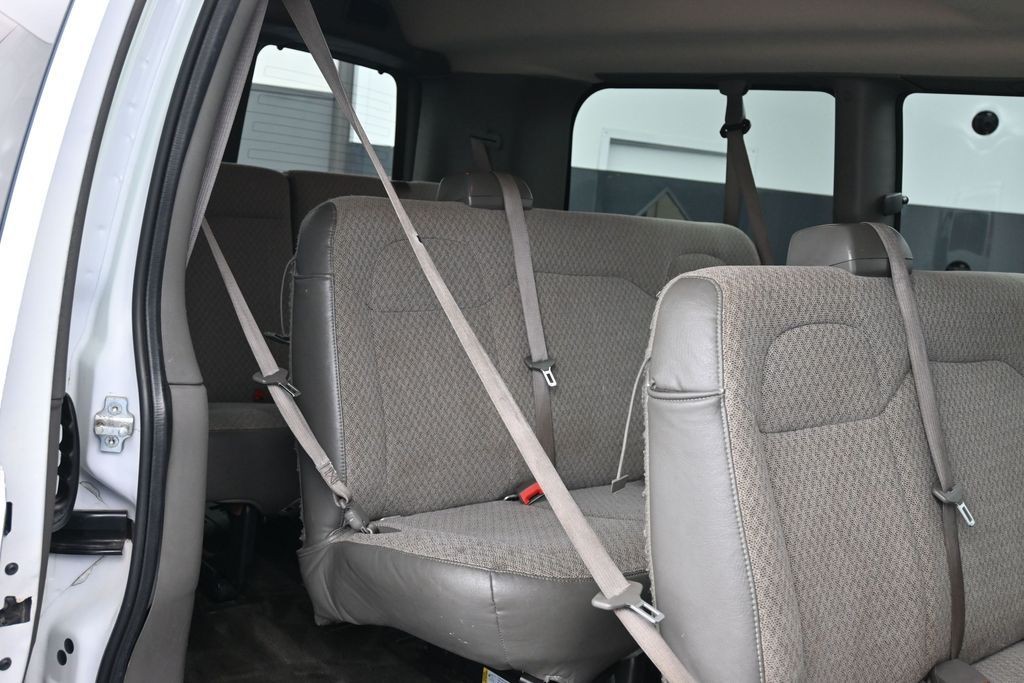 Chevrolet Express Passenger Vehicle Full-screen Gallery Image 10