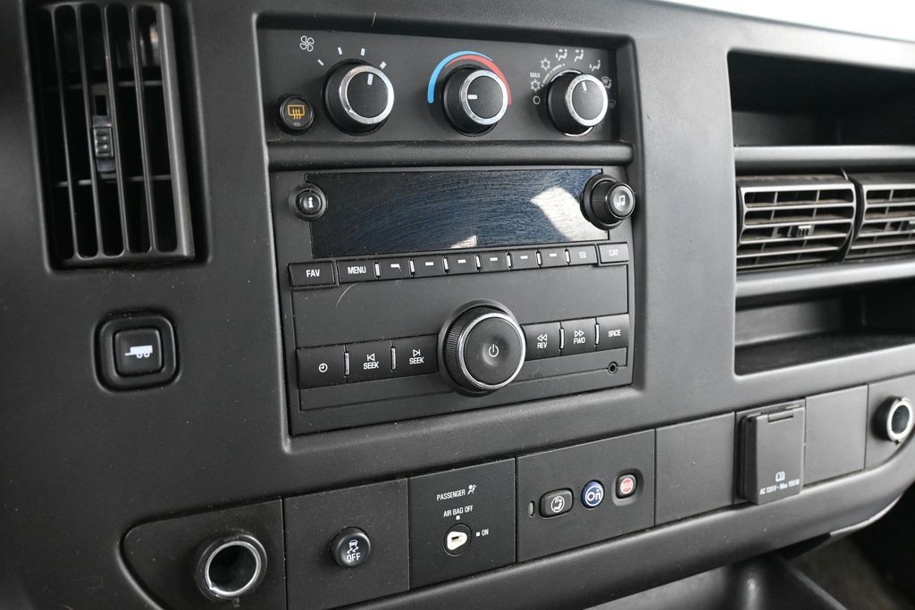 Chevrolet Express Passenger Vehicle Full-screen Gallery Image 11