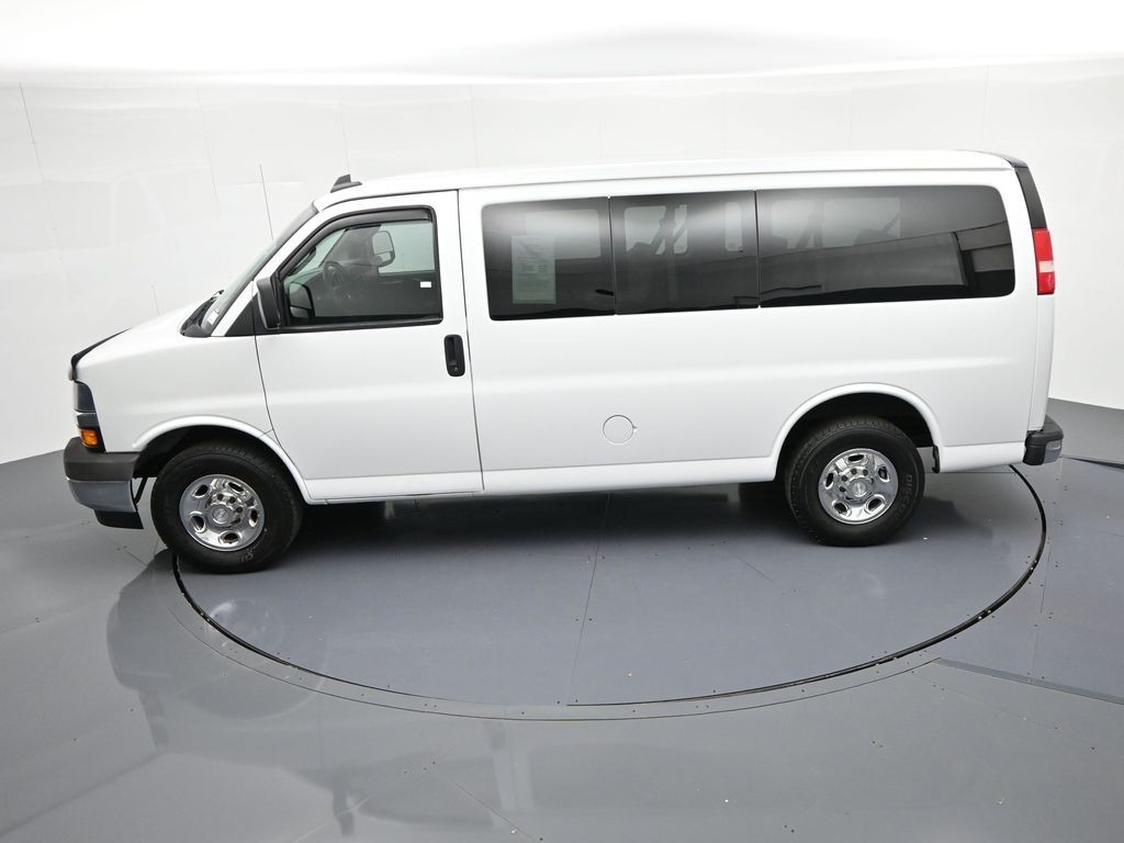 Chevrolet Express Passenger Vehicle Full-screen Gallery Image 16
