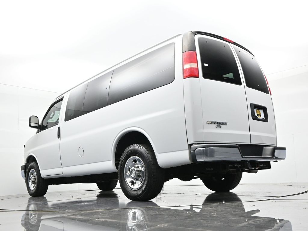 Chevrolet Express Passenger Vehicle Full-screen Gallery Image 17
