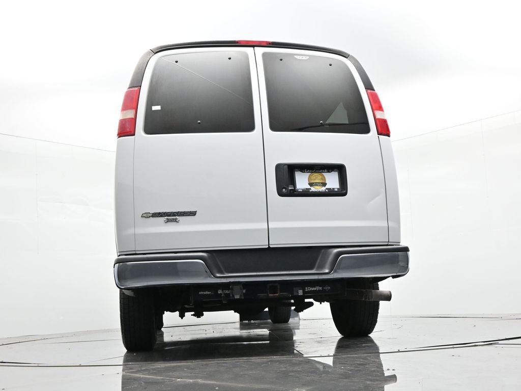 Chevrolet Express Passenger Vehicle Full-screen Gallery Image 18