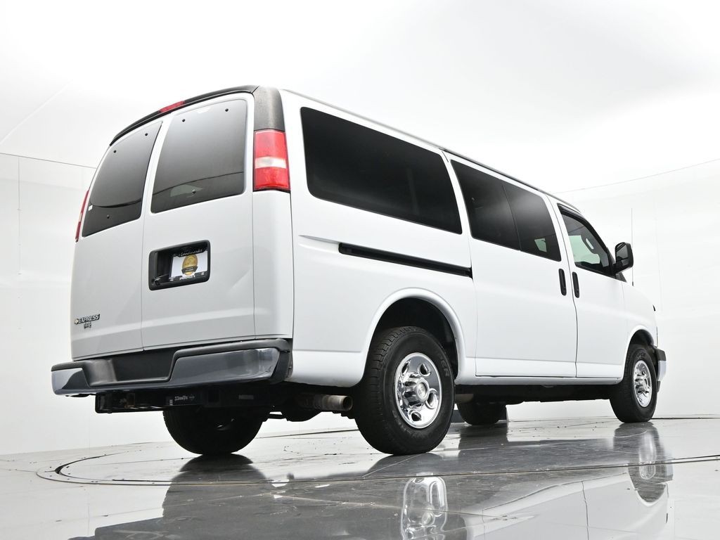 Chevrolet Express Passenger Vehicle Full-screen Gallery Image 19
