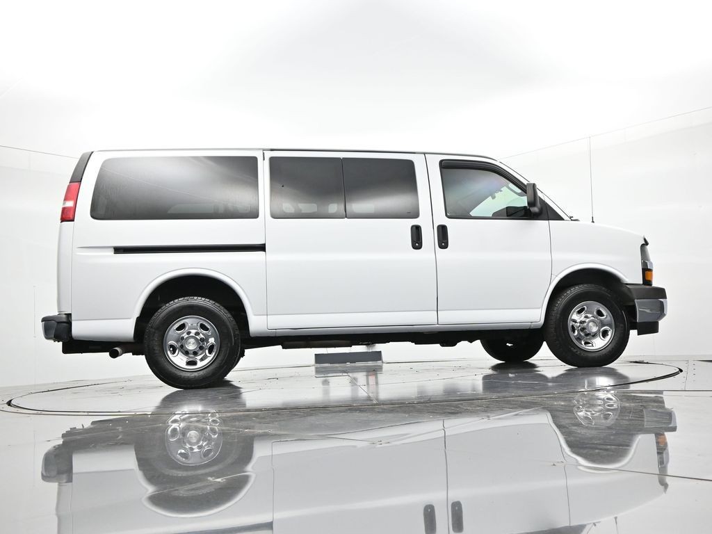 Chevrolet Express Passenger Vehicle Full-screen Gallery Image 20