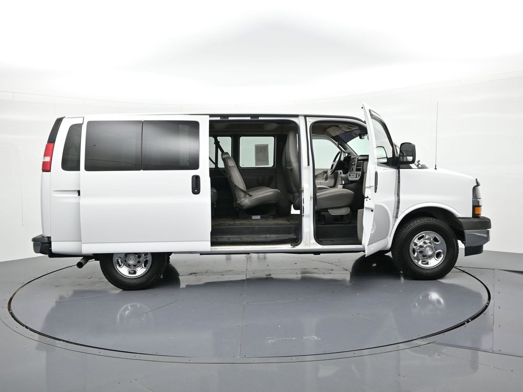 Chevrolet Express Passenger Vehicle Full-screen Gallery Image 21