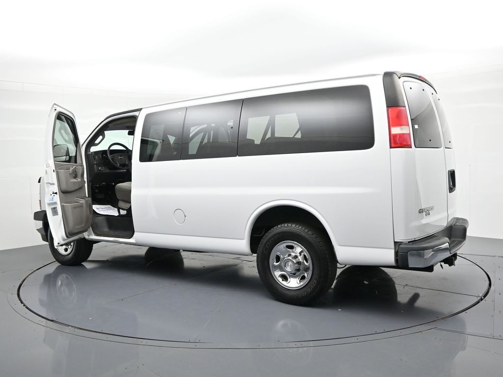 Chevrolet Express Passenger Vehicle Full-screen Gallery Image 22